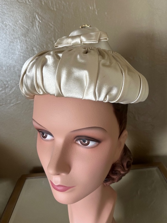 STYLISH 1950s\' IVORY GATHERED SATIN COCKTAIL HAT + BOW + RHINESTONE TRIM main image 13